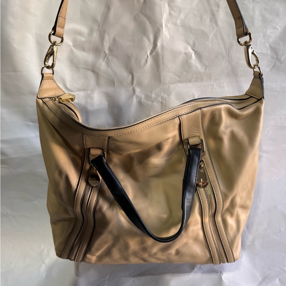 Pour la victorie // tan pebbled leather shoulder purse with shoulder strap